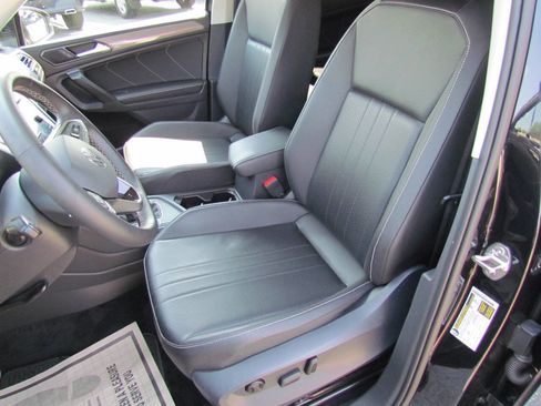 Used 2022 Volkswagen Tiguan SE image 10