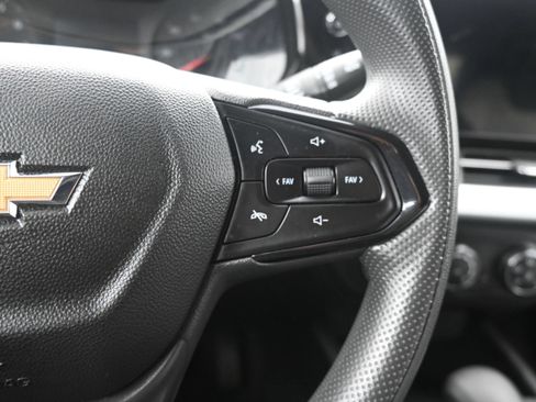 Used 2025 Chevrolet Trax LS w/ LS Convenience Package FWD image 11