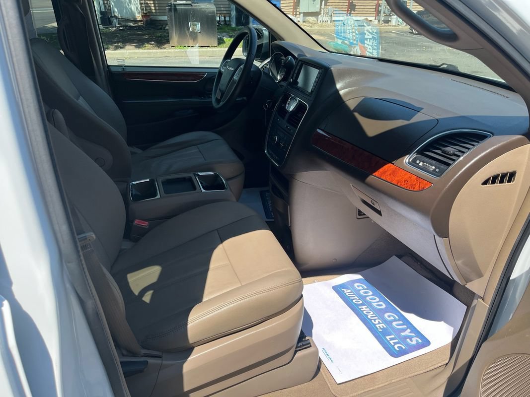 Used 2016 Chrysler Town & Country Touring FWD image 15