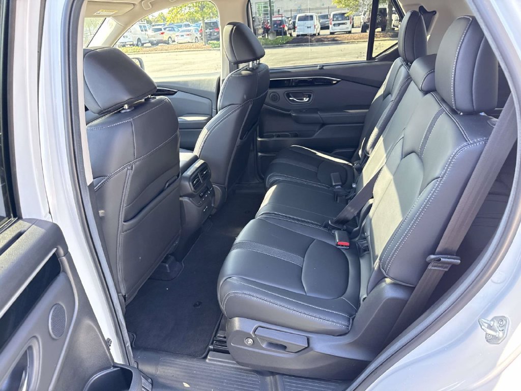 Used 2024 Honda Pilot Touring image 10