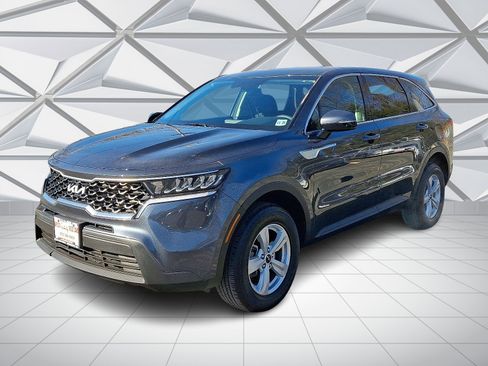 Used 2023 Kia Sorento LX image 4