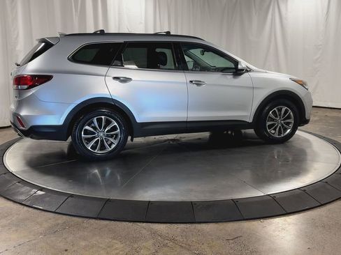 Used 2017 Hyundai Santa Fe SE image 2