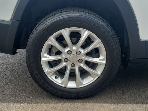 Used 2019 Jeep Cherokee Latitude w/ Popular Appearance Group FWD image 6