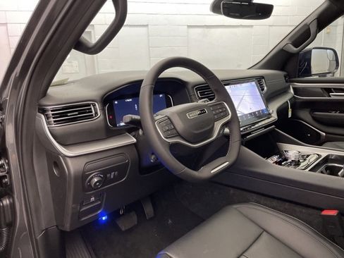 New 2025 Jeep Wagoneer 4WD w/ Premium Group I image 18