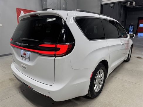 Used 2022 Chrysler Pacifica Touring-L w/ Uconnect Theater Family Group image 7
