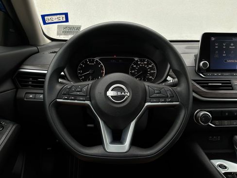 Used 2025 Nissan Altima 2.5 SV FWD image 29