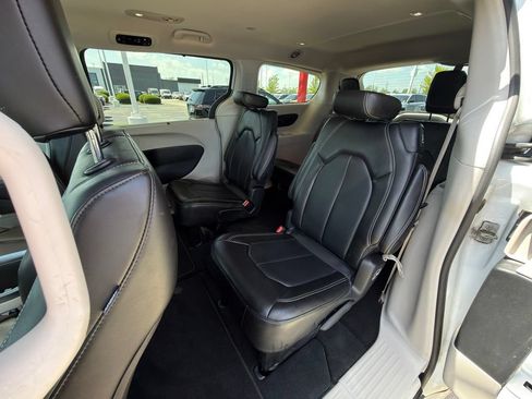 Used 2024 Chrysler Pacifica Touring-L FWD image 24