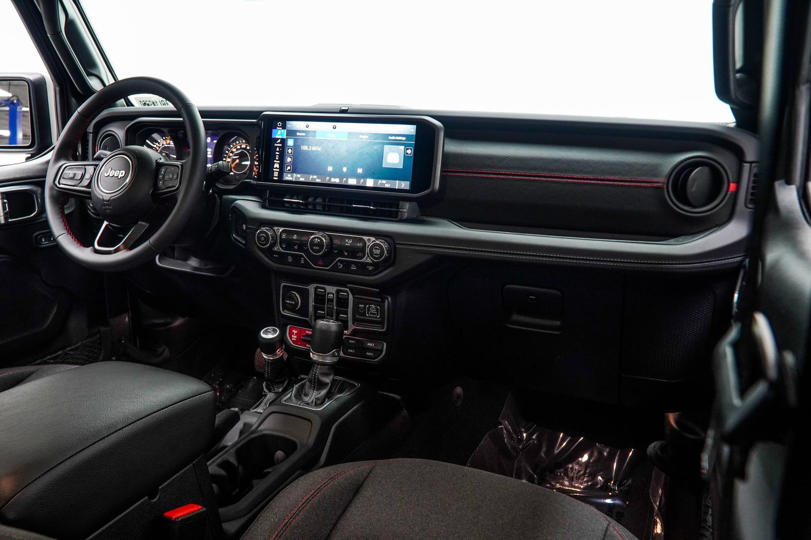 Used 2024 Jeep Gladiator Rubicon w/ Technology Group AWD/4WD image 26