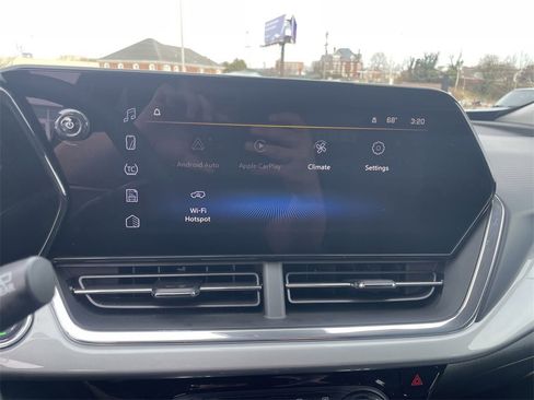 Used 2025 Chevrolet Trax LT w/ Driver Confidence Package image 11