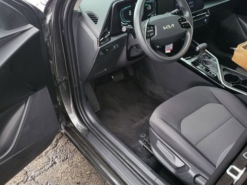 Used 2025 Kia Niro LX FWD image 3