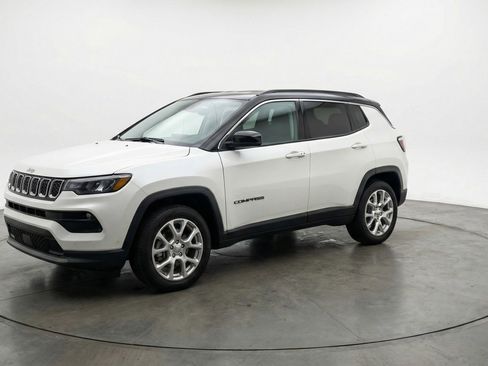 Used 2025 Jeep Compass Limited image 3
