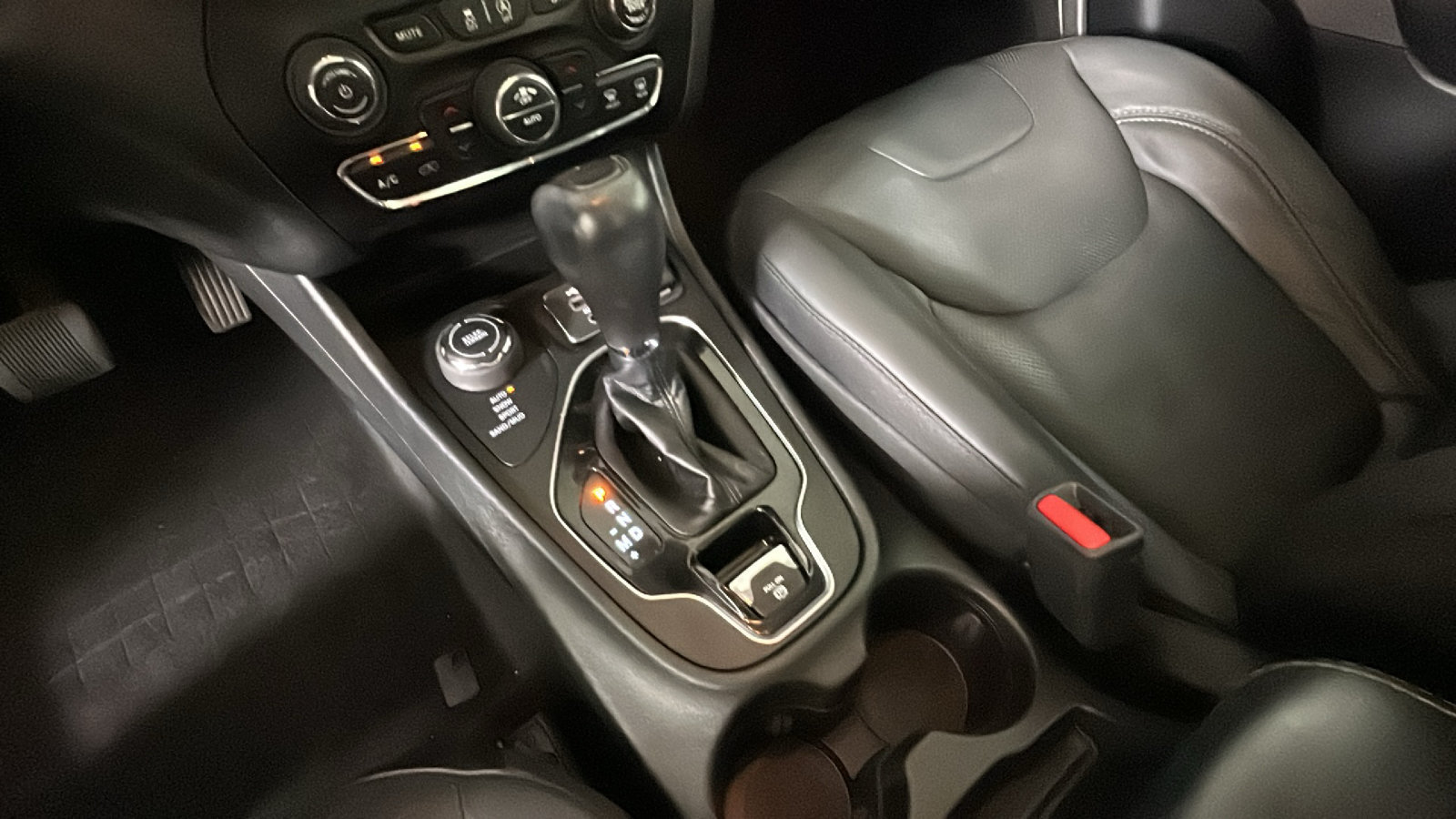 Used 2021 Jeep Cherokee Limited AWD/4WD image 25