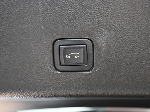 Used 2023 Chevrolet Traverse LT image 16