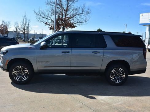 Used 2025 Chevrolet Suburban Z71 image 8