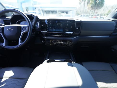 Used 2025 Chevrolet Silverado 2500 ZR2 w/ Technology Package AWD/4WD image 15