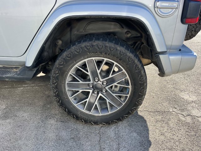 Used 2023 Jeep Wrangler Unlimited Sahara AWD/4WD image 13