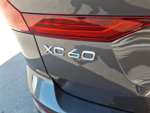 Certified 2023 Volvo XC60 B5 Plus AWD/4WD image 5
