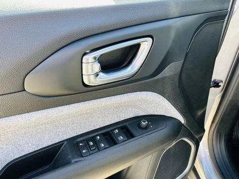 Used 2022 Jeep Compass Latitude image 9