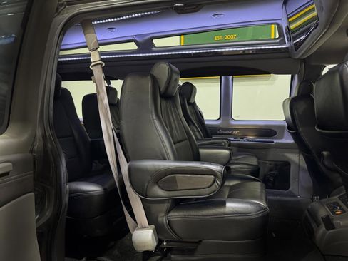 Used 2017 Chevrolet Express 2500 Extended RWD image 4