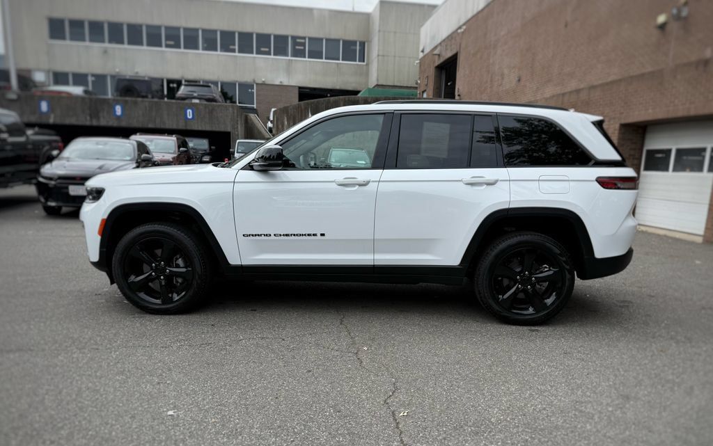 Used 2026 Jeep Grand Cherokee Limited w/ Limited Altitude Package AWD/4WD image 14