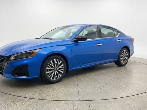 Used 2025 Nissan Altima 2.5 SV FWD image 3