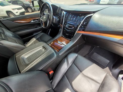 Used 2018 Cadillac Escalade Premium Luxury RWD image 32