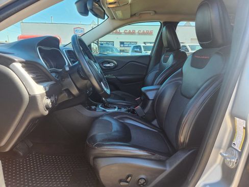 Used 2017 Jeep Cherokee Trailhawk w/ Comfort & Convenience Group image 12