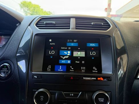 Used 2018 Ford Explorer XLT w/ Equipment Group 202A AWD/4WD image 32