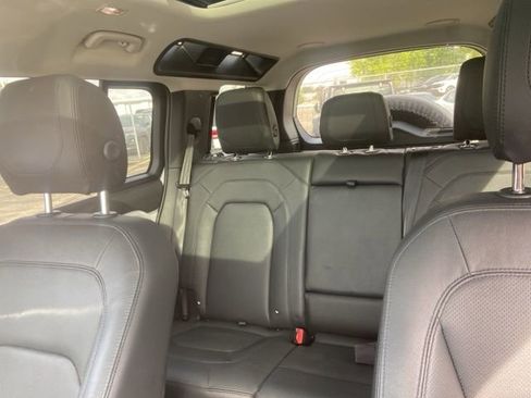 Used 2023 Land Rover Defender 110 SE AWD/4WD image 8