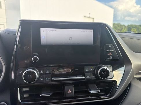 Used 2024 Toyota Highlander XLE AWD/4WD image 13
