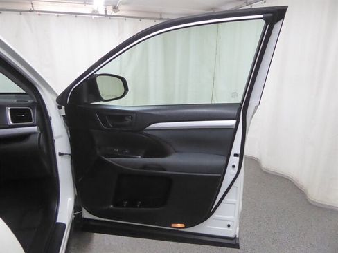 Used 2019 Toyota Highlander LE FWD image 22