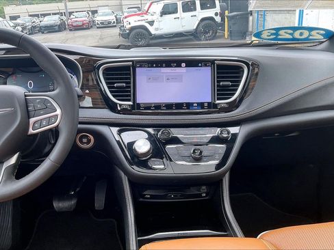 Used 2023 Chrysler Pacifica Pinnacle FWD image 6