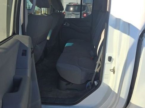 Used 2017 Nissan Frontier SV image 11