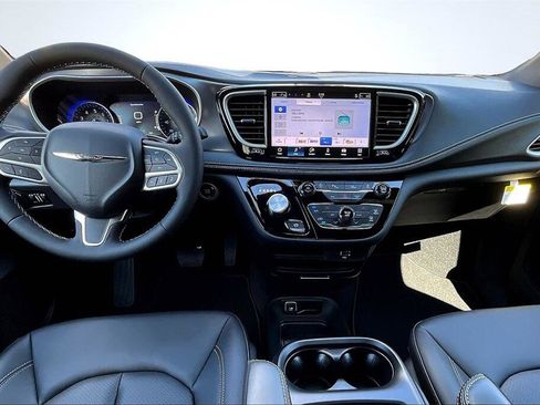 New 2026 Chrysler Pacifica Select image 5