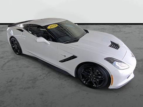 Used 2019 Chevrolet Corvette Stingray Coupe w/ Z51 1LT RWD image 4