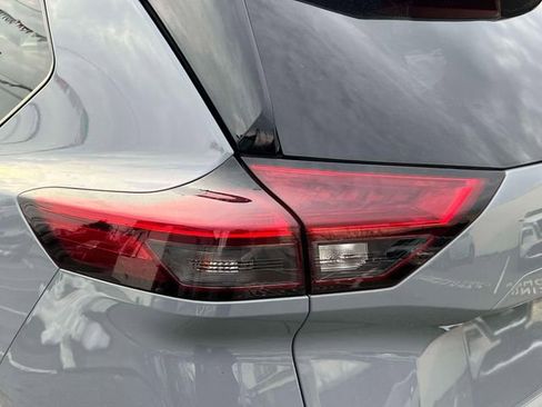 Used 2023 Nissan Rogue SL w/ SL Premium Package image 9