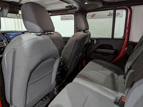 Used 2025 Jeep Wrangler Unlimited Sahara image 7