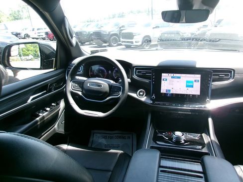 Certified 2024 Jeep Wagoneer Series II w/ Flexible Seating Group AWD/4WD image 13