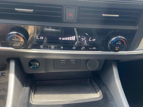 Used 2025 Nissan Rogue SV FWD image 23