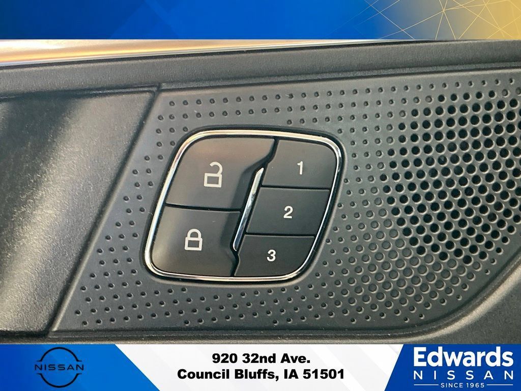 Used 2021 Ford Edge Titanium AWD/4WD image 23