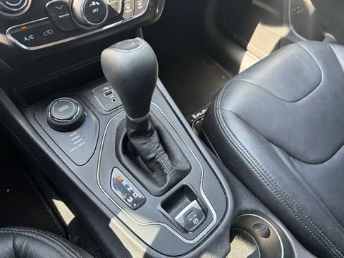 Used 2019 Jeep Cherokee Latitude Plus AWD/4WD image 17