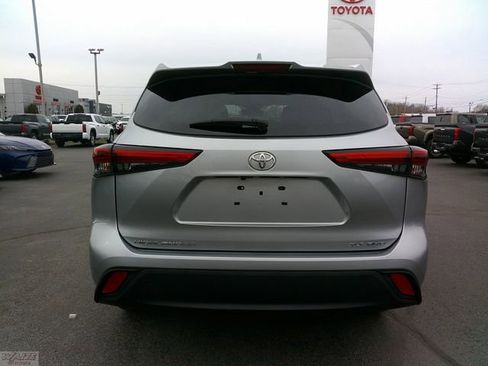 Used 2023 Toyota Highlander XLE image 3