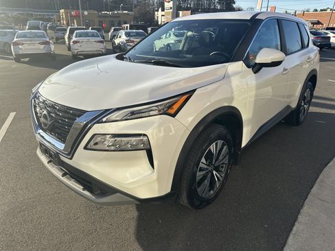 Used 2022 Nissan Rogue SV image 4