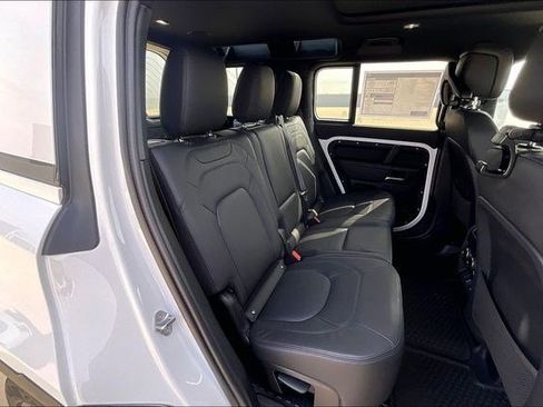 New 2026 Land Rover Defender 110 X-Dynamic SE image 11