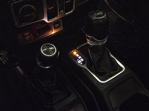 Used 2018 Jeep Wrangler Unlimited Rubicon image 17