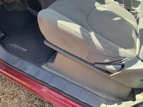 Used 2016 Nissan Frontier SV image 8