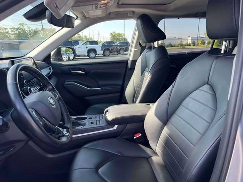 Used 2020 Toyota Highlander XLE AWD/4WD image 24