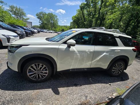 Used 2023 Nissan Pathfinder SL w/ SL Premium Package AWD/4WD image 3