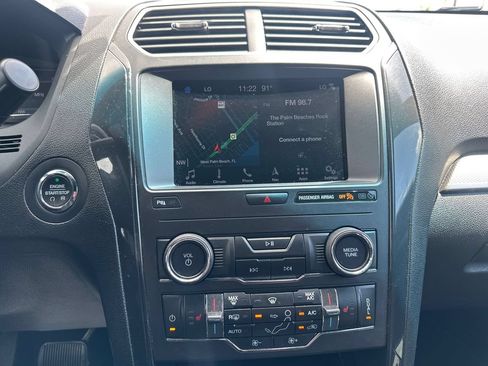 Used 2019 Ford Explorer XLT w/ Equipment Group 202A AWD/4WD image 29
