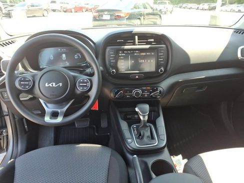 Used 2025 Kia Soul LX w/ LX Technology Package FWD image 8